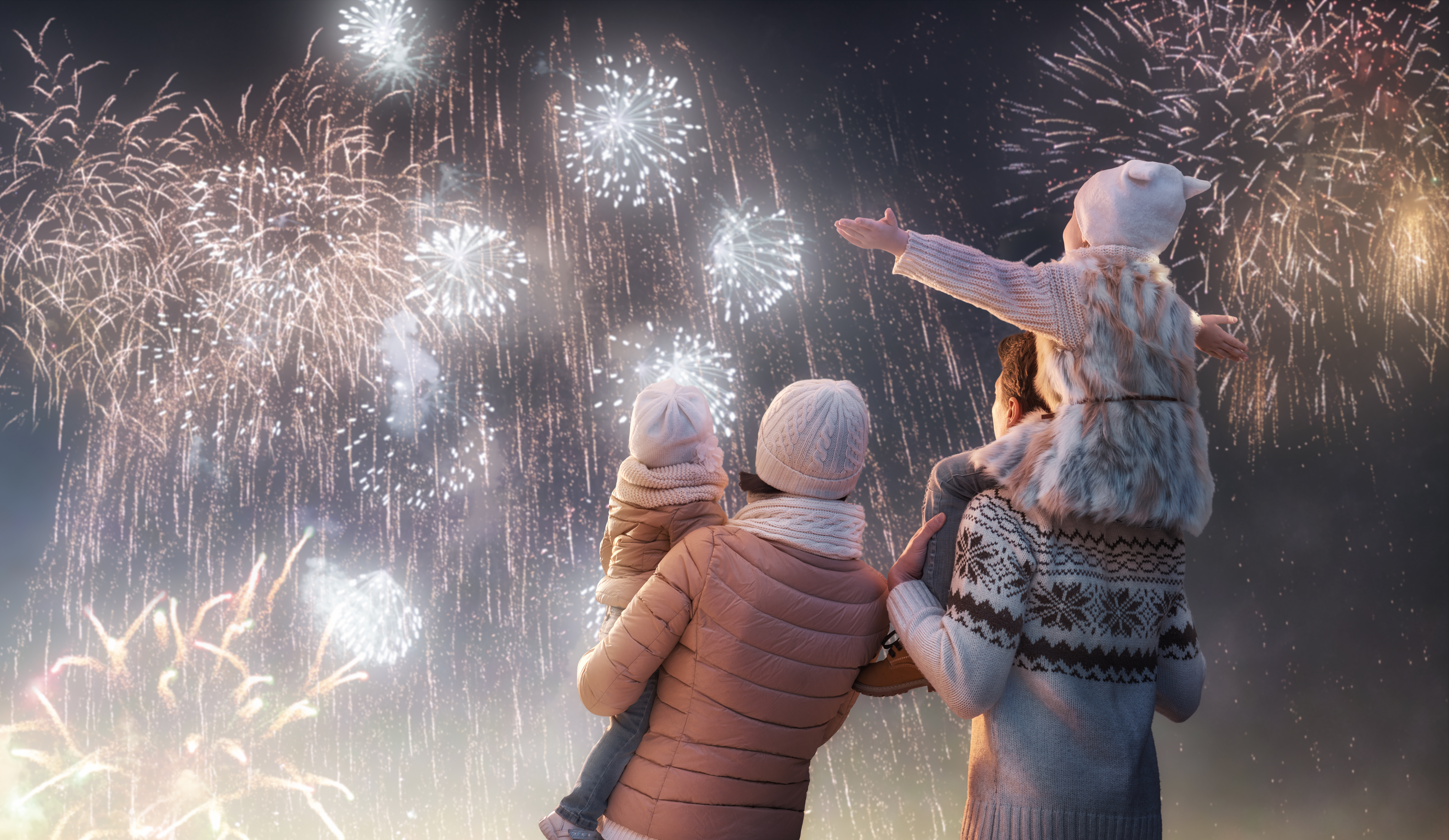 Счастье новый год песня. Люди запускают фейерверки на новый год. Новый год. Запускать фейерверки. Дети запускают фейерверки.