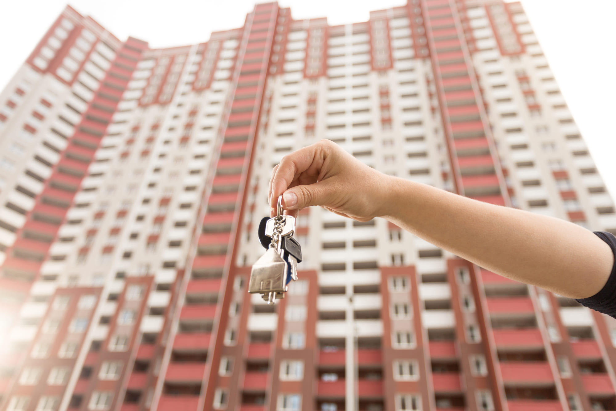 Новые ключи купить квартиру. Ключи от квартиры. Ключи от новой квартиры в руках. Ключи в женской руке от жилья. Новостройка ключи.